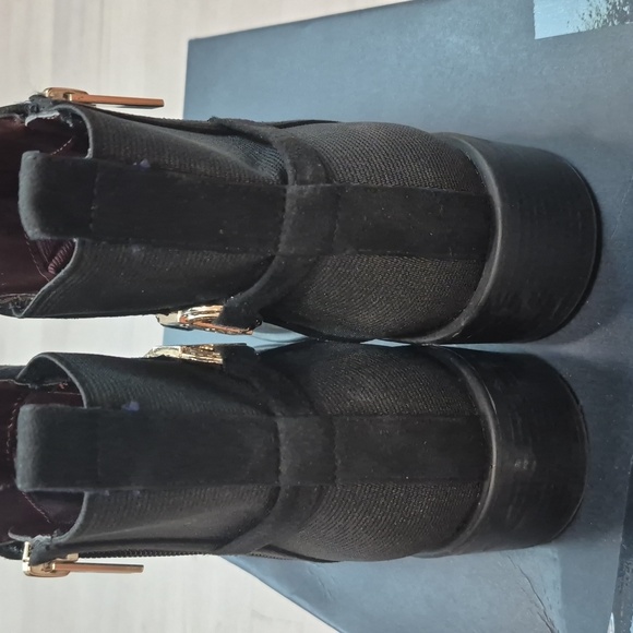 Elegant Black Ankle Boots with Gold Accent - Picture 6 of 6